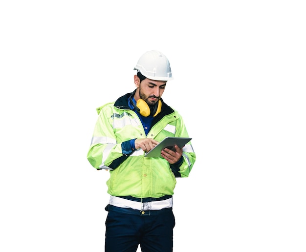 Homem de engenheiro técnico caucasiano de uniforme com tablet verificando o sistema isolado no fundo