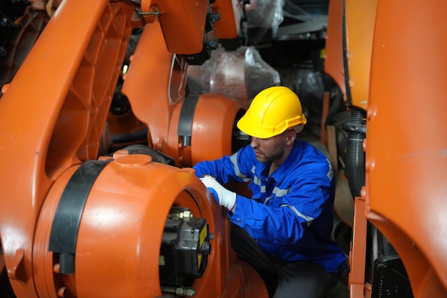 Homem de engenheiro trabalhando em robô industrial em robótica industrial de fábrica e operação de fabricação digital