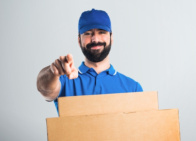 Homem de entrega apontando para a frente