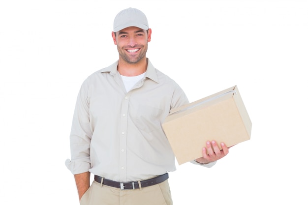 Homem de entrega bonito com caixa de papelão no fundo branco