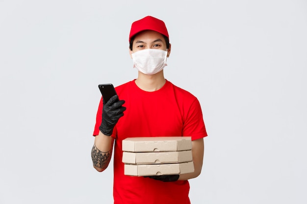 Homem de entrega de cópia-espaço com caixa de pizza