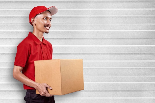 Homem de entrega de encomendas com um chapéu carregando um pacote