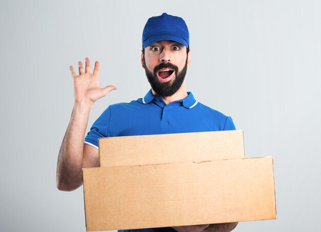 Homem de entrega fazendo um gesto de surpresa