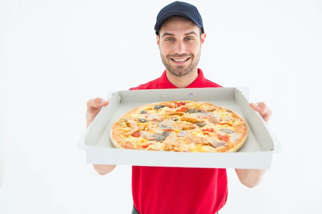 Foto homem de entrega feliz que mostra pizza fresca