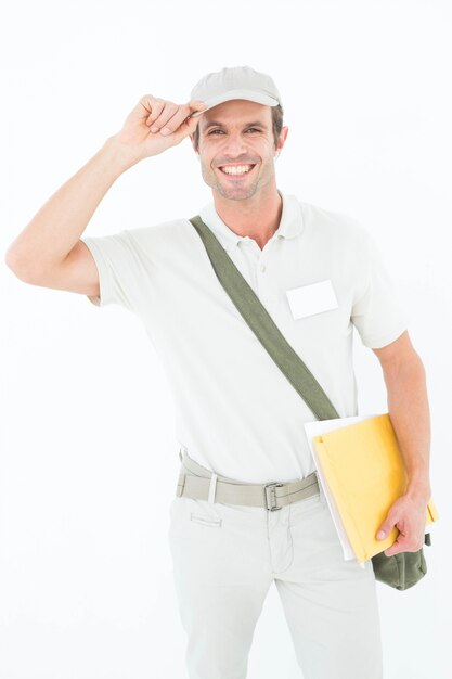 Homem de entrega feliz vestindo boné