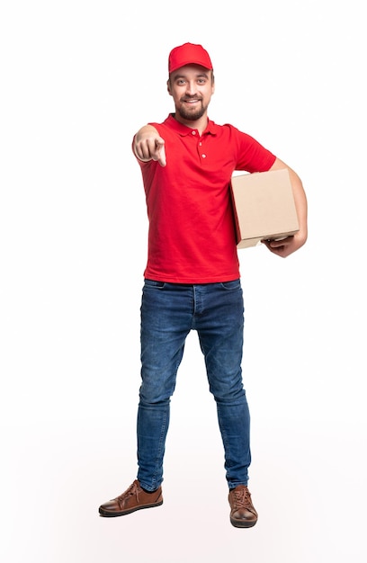 Homem de entrega positivo apontando para a câmera