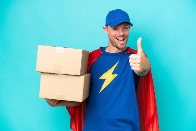 Homem de entrega super-herói sobre fundo isolado com polegares para cima porque algo de bom aconteceu