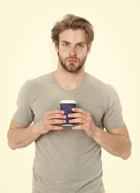 Homem de escritório segurando xícara de café para levar em mão isolada em fundo branco