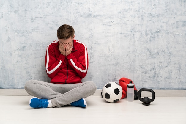 Homem de esporte ruiva com expressão cansado e doente