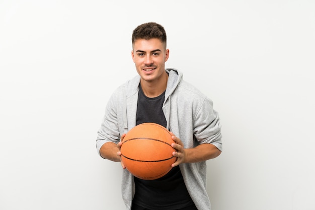 Homem de esporte sobre parede branca com bola de basquete