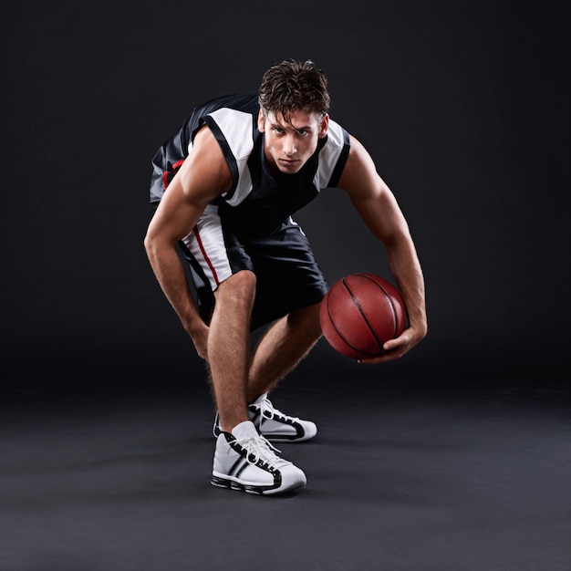 Homem de esportes e jogador de basquete com bola para treinamento de habilidade exercício e treino isolado em estúdio Pessoa masculina de fitness e atleta para prática de jogo e jogo aquecimento com fundo preto