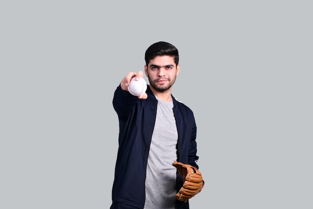 homem de esportes mostrando beisebol sobre fundo cinza modelo paquistanês indiano