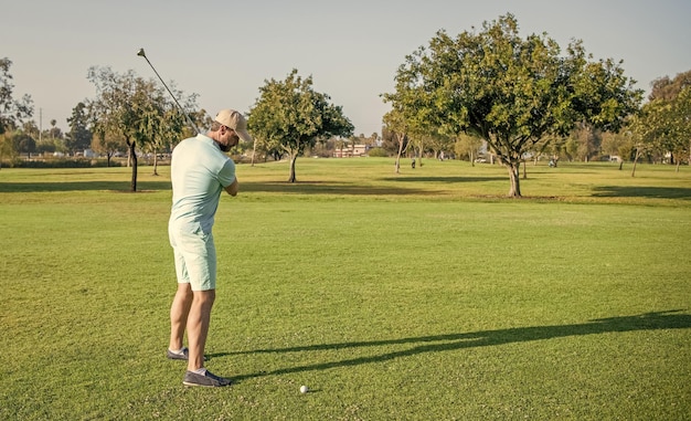 Homem de estilo de vida de pessoas jogando na grama verde atividade de verão esporte profissional ao ar livre