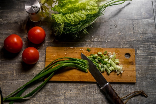 Homem de estilo de vida saudável cozinhar salada verde de alface romana conceito de comida saudável