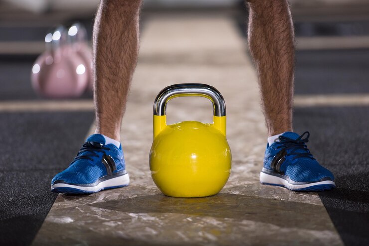 Foto homem de exercício com kettlebell de fitness