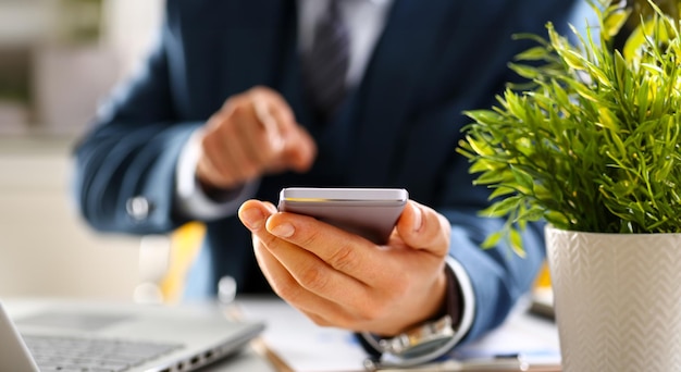 Foto homem de fato segurando o telefone