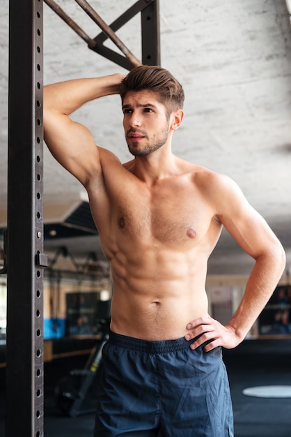 Homem de fitness de moda no ginásio. desviando o olhar