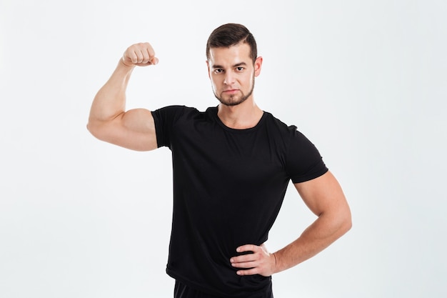 Homem de fitness mostrando o bíceps