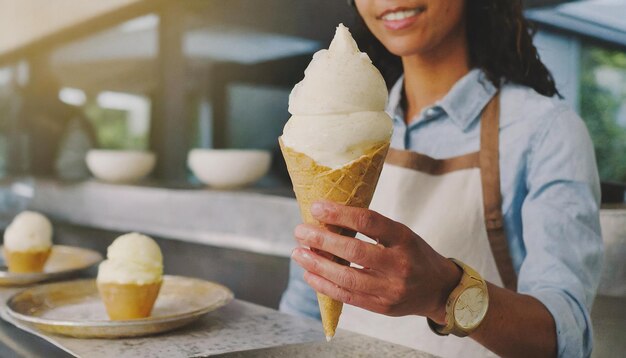 Foto homem de gelado servindo gelado em um cone