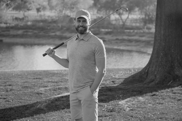 Foto homem de golfe sorridente no boné jogando golfe