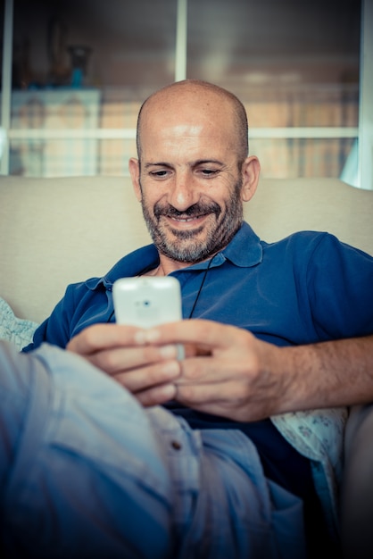 homem de idade miggle usando telefone