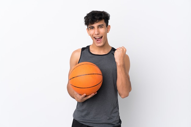 Homem de jogador de basquete comemorando uma vitória