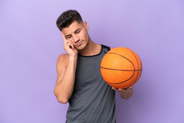 Homem de jogador de basquete jovem caucasiano isolado em fundo roxo com dor de cabeça