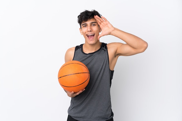 Homem de jogador de basquete sobre parede branca isolada com surpresa e expressão facial chocado