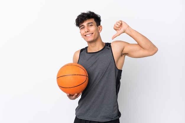 Foto homem de jogador de basquete sobre parede branca isolada, orgulhoso e satisfeito