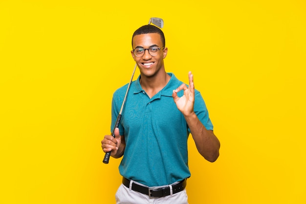 Homem de jogador de golfe americano africano mostrando sinal de ok com os dedos