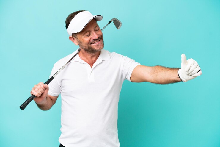 Foto homem de jogador de golfe caucasiano de meia-idade isolado em fundo azul, dando um polegar para cima gesto