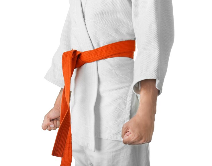 Foto homem de karategi em fundo branco