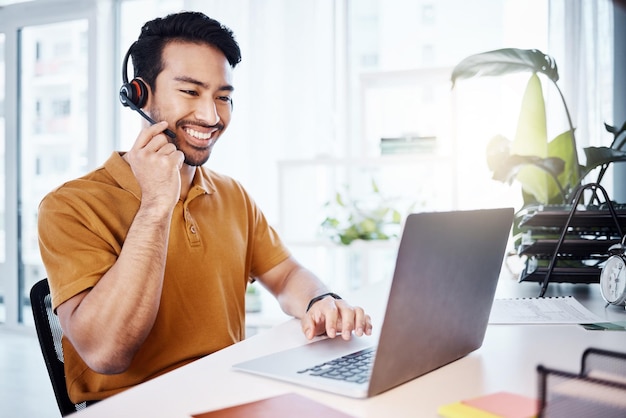 Homem de laptop e agente de call center no escritório fazendo pesquisa sobre uma estratégia de crm de telemarketing Entre em contato conosco sorriso e consultor de atendimento ao cliente masculino trabalhando em uma consulta on-line com computador