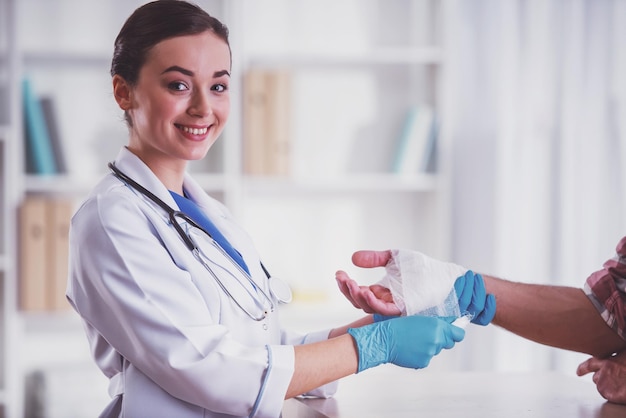 Homem de lesão no médico