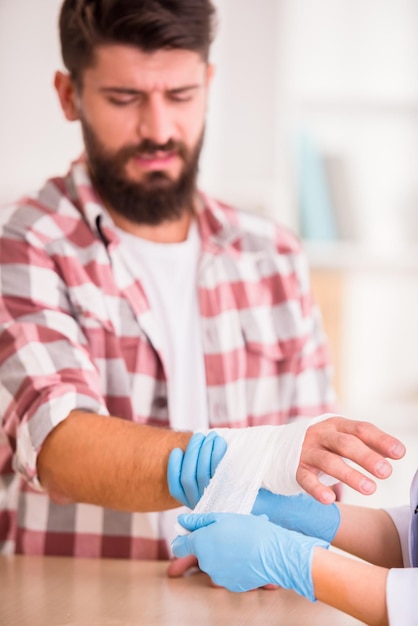 Homem de lesão no médico