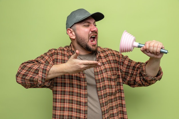 Homem de limpeza irritado segurando e gritando com o êmbolo de borracha