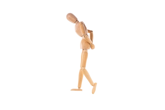 Homem de madeira anda triste com as mãos atrás das costas isoladas em fundo branco Foto de alta qualidade