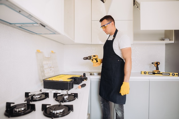 Homem de manutenção instalar móveis de cozinha