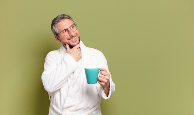 Homem de meia-idade acordando com uma xícara de café