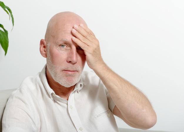 Homem de meia idade com dor de cabeça