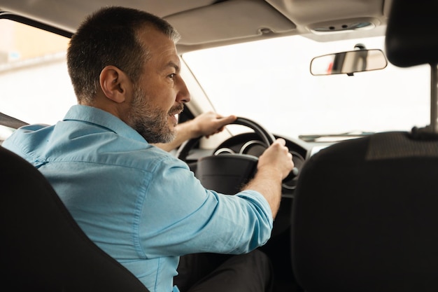 Foto homem de meia idade dirigindo sentado no novo retrovisor automático