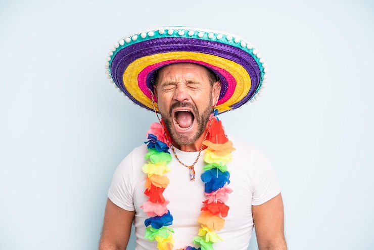 Foto homem de meia-idade gritando agressivamente, parecendo muito zangado. cultura mexicana