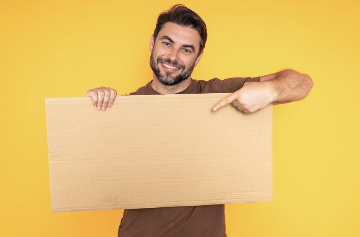 Foto homem de meia-idade mostrando promo apontando dedo em quadro em branco conceito cartaz em branco com copyspace