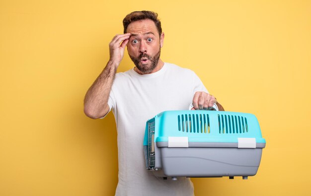 Homem de meia idade olhando surpreso, percebendo um novo pensamento, ideia ou conceito. conceito de portador de animal de estimação