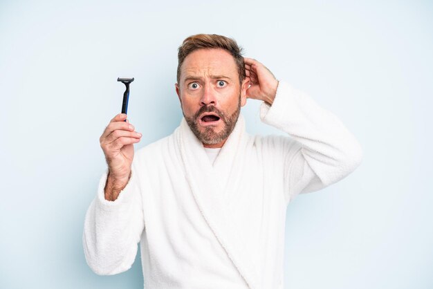 Homem de meia idade se sentindo estressado, ansioso ou assustado, com as mãos na cabeça. conceito de barbear