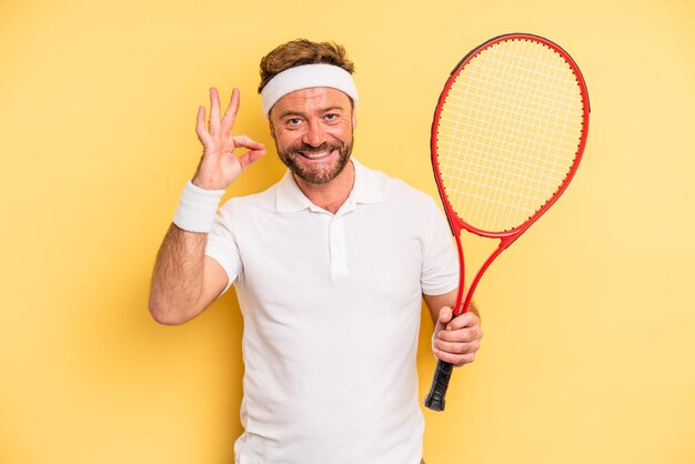 Homem de meia idade se sentindo feliz mostrando aprovação com o conceito de tênis de gesto bem