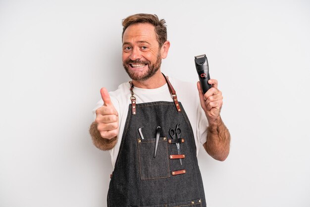 Homem de meia idade se sentindo orgulhoso sorrindo positivamente com polegares para cima conceito de barbeiro