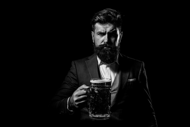 Homem de moda sério de terno com copo de cerveja isoalted no espaço da cópia preta