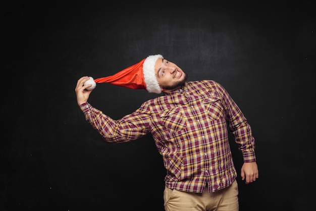 Homem de Natal sorridente com chapéu de Papai Noel isolado no preto