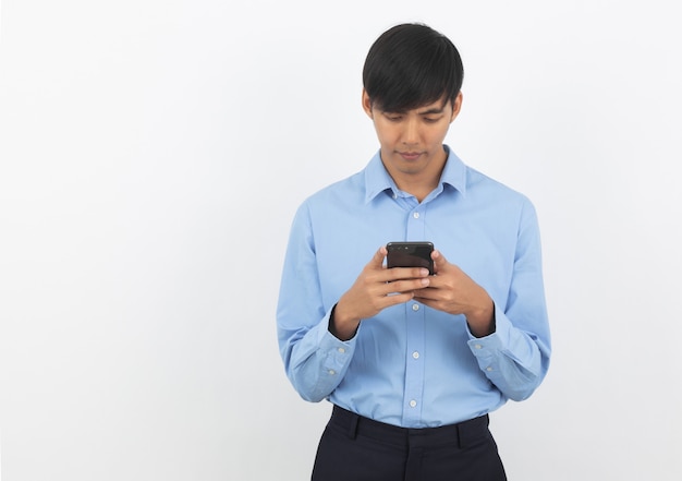 Homem de negócio asiático considerável novo que joga o telefone com pensamento uma ideia isolada na parede branca.